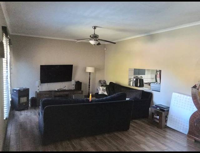 5 BEDROOM HOUSE FOR SALE IN ROOIHUISKRAAL